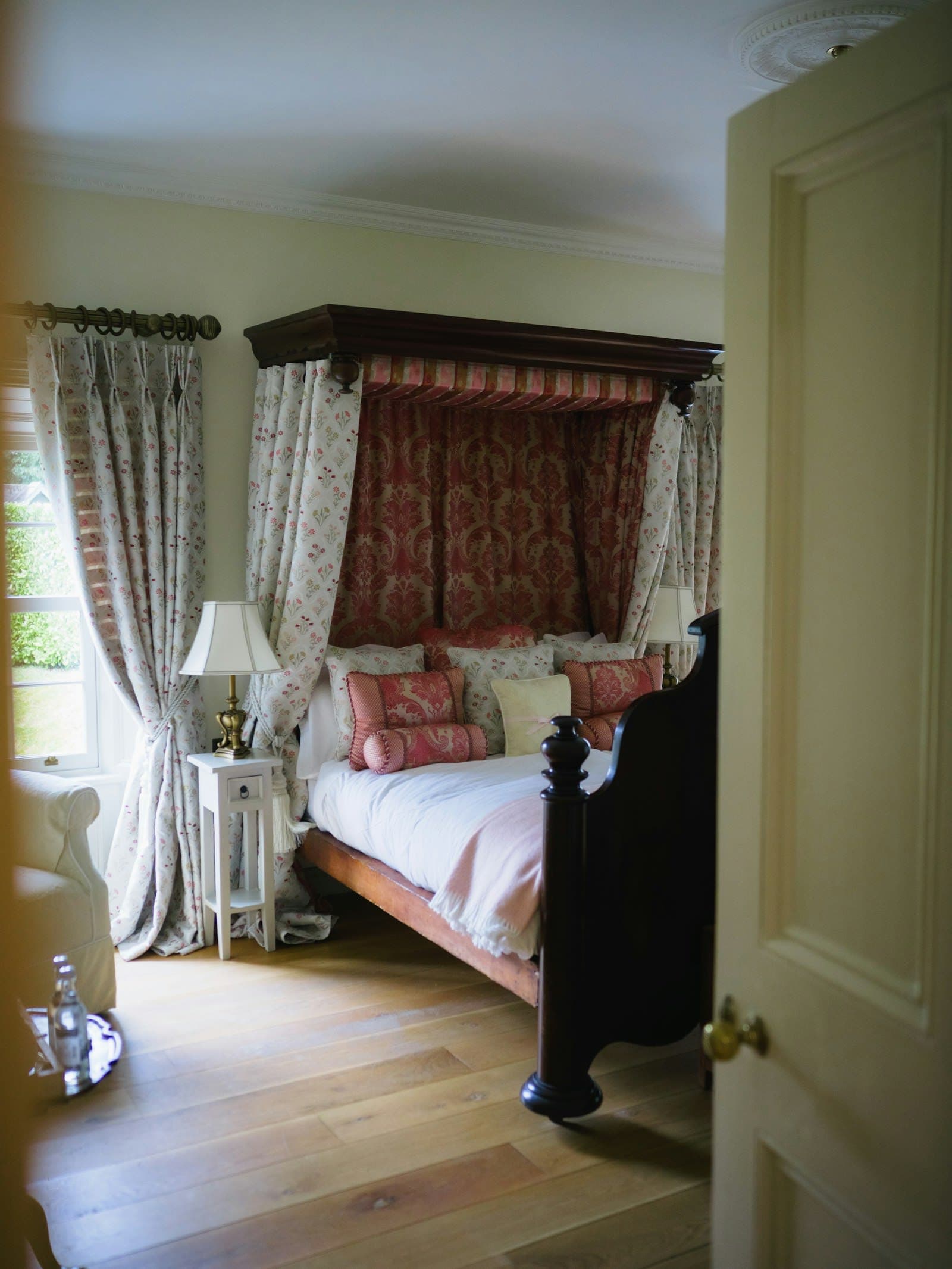 Triple bedsheet, 4 pillowcases and 4 curtains — main product photo